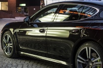 Musta Porsche Panamera S E-Hybrid on parhaimmillaan iltavalaistuksessa